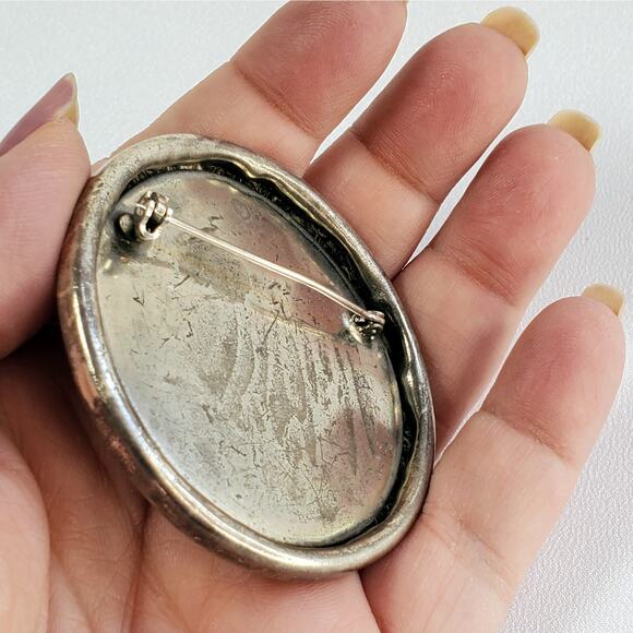 Vintage Etruscan Revival Brooch Repousse Medallion w Carnelian Glass Center - Picture 9 of 10